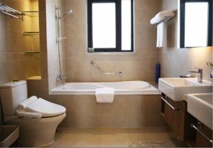 Green Court Place Jingqiao Middle Ring Shanghai tesisinde bir banyo