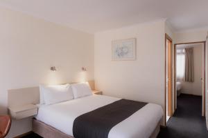 Postel nebo postele na pokoji v ubytování Argyle Motor Lodge