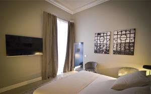 TV a/nebo společenská místnost v ubytování PIAZZACORVETTOUNO LuxuryApartment 70 MQ pieno centro