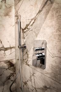 Koupelna v ubytování PIAZZACORVETTOUNO LuxuryApartment 70 MQ pieno centro