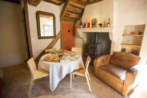 uma sala de jantar com uma mesa e uma cadeira em Clos Saint Jacques - Maison d'Hôtes em Meursault
