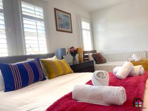 une chambre avec un lit avec des serviettes dessus dans l'établissement Cambridge Stays 3BR house, easy walk to city center, 2 showers, garden, 2 free parking spaces, à Cambridge 26 autres photos