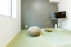 TV a/nebo společenská místnost v ubytování 017T 楽宿 Nishi Shinjuku Y'sINNグループ西新宿1 西新宿の築浅3階建4DK 駅近10分 各階WiFi 閑静 机あります