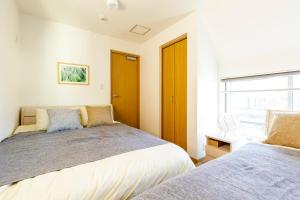 Postel nebo postele na pokoji v ubytování 017T 楽宿 Nishi Shinjuku Y'sINNグループ西新宿1 西新宿の築浅3階建4DK 駅近10分 各階WiFi 閑静 机あります
