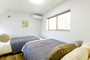 Postel nebo postele na pokoji v ubytování 017T 楽宿 Nishi Shinjuku Y'sINNグループ西新宿1 西新宿の築浅3階建4DK 駅近10分 各階WiFi 閑静 机あります