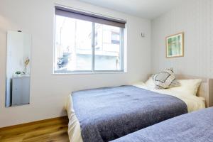 Postel nebo postele na pokoji v ubytování 017T 楽宿 Nishi Shinjuku Y'sINNグループ西新宿1 西新宿の築浅3階建4DK 駅近10分 各階WiFi 閑静 机あります