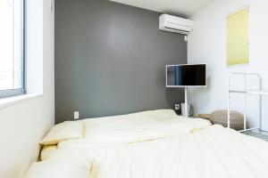 Postel nebo postele na pokoji v ubytování 017T 楽宿 Nishi Shinjuku Y'sINNグループ西新宿1 西新宿の築浅3階建4DK 駅近10分 各階WiFi 閑静 机あります