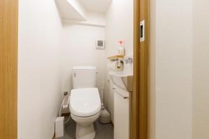 Koupelna v ubytování 017T 楽宿 Nishi Shinjuku Y'sINNグループ西新宿1 西新宿の築浅3階建4DK 駅近10分 各階WiFi 閑静 机あります