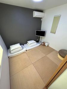 TV a/nebo společenská místnost v ubytování 017T 楽宿 Nishi Shinjuku Y'sINNグループ西新宿1 西新宿の築浅3階建4DK 駅近10分 各階WiFi 閑静 机あります