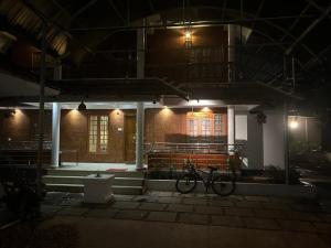 阿鲁法Kappazha Tharavadu的一辆夜间停在大楼前的自行车