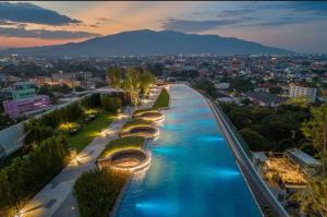 Πισίνα στο ή κοντά στο The Astra Sky River Chiang Mai 三卧两卫宜居6人 无边泳池 热水浴缸 乳胶床垫