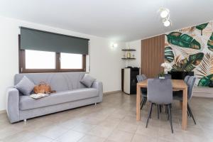 un soggiorno con un divano e un tavolo di B&B Golden House & spa a Rose Altre 263 foto