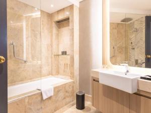 Koupelna v ubytování Mangkuluhur ARTOTEL SUITES