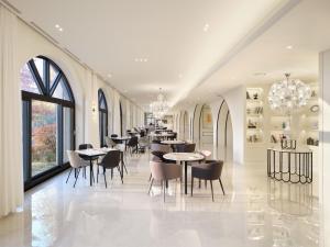 Un restaurante u otro lugar para comer en Hanwha Resort Yongin Besancon