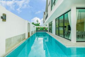 Πισίνα στο ή κοντά στο Bangtao Pool Villa with Home Cinema - PrymaVista