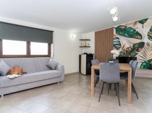 un soggiorno con un divano e un tavolo di B&B Golden House & spa a Rose