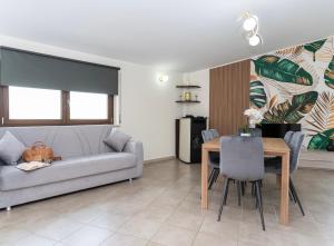 un soggiorno con un divano e un tavolo di B&B Golden House & spa a Rose