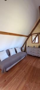 Un dormitorio con una cama en un ático en La longère du golf, en Verneuil-sur-Indre