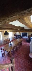 una habitación con una larga mesa de madera y sillas en La longère du golf, en Verneuil-sur-Indre