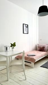 biały pokój ze stołem i łóżkiem w obiekcie Beautiful Rooms - Wały Chrobrego w Szczecinie