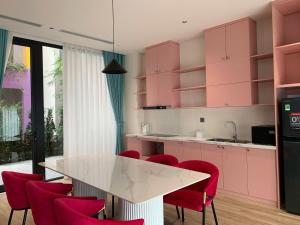 Η κουζίνα ή μικρή κουζίνα στο Flamingo Ibiza Hải Tiến Thanh Hóa Resort Luxury