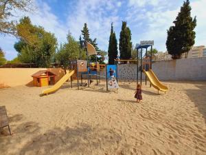 Gallery image of Mobil-home - 8 pers - 100m des plages - tout confort - Camping Siblu 4 étoiles in Canet-en-Roussillon