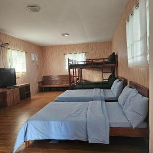 Postel nebo postele na pokoji v ubytování Hermanos Leisure Farm & Resort + 34 fotografií