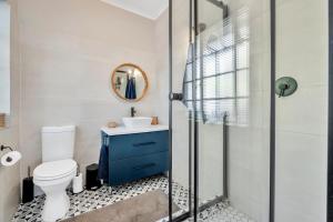 约翰内斯堡Amoris Guesthouse Randburg II - Darrenwood的配有马桶、水槽和淋浴的浴室