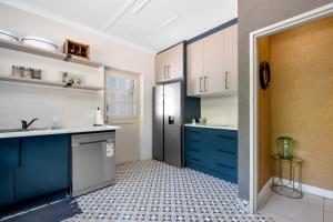 Amoris Guesthouse Randburg II - Darrenwood的厨房或小厨房