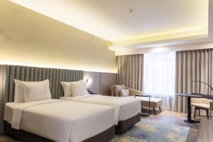Postel nebo postele na pokoji v ubytování Mangkuluhur ARTOTEL SUITES