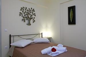ein Schlafzimmer mit einem Bett mit Handtüchern darauf in der Unterkunft Niriides in Lefkada Town