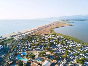 Gallery image of Mobil-home - 8 pers - 100m des plages - tout confort - Camping Siblu 4 étoiles in Canet-en-Roussillon +32 photos