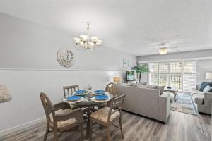 Una sala de estar con una mesa y sillas y un sofá. en Blessed by the Sea - Crescent Beach - Free Daily Activities home, en Crescent Beach