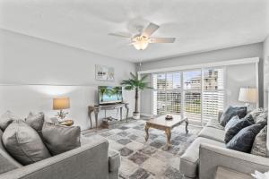 Una sala de estar con un sofá y un ventilador de techo. en Blessed by the Sea - Crescent Beach - Free Daily Activities home, en Crescent Beach
