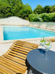 Πισίνα στο ή κοντά στο Gîte Romarin bain nordique jacuzzi l'ecrin de verdure