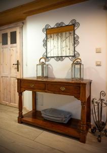 a wooden table with a mirror on a wall at Górski Domek Nad Wodospadem in Jagniątków
