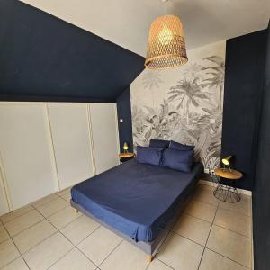 Ένα ή περισσότερα κρεβάτια σε δωμάτιο στο Les pieds dans l'eau