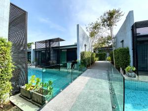 Bazén v ubytování Xen Pool Access nebo v jeho okolí