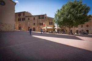 Edificio en el que se encuentra el apartamento 15 fotos más