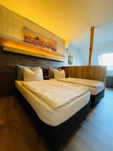 two beds in a large room with at Hof Düshop in Bad Fallingbostel