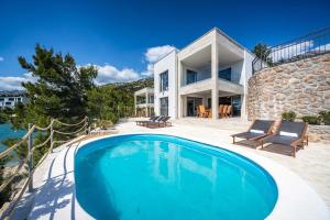 Bazén v ubytování Villa Poseidon nebo v jeho okolí