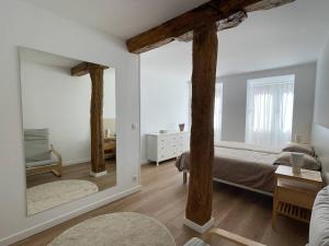 una camera da letto con un letto e un grande specchio di Bidebarrieta Etxea , apartamento recién reformado a Bermeo