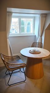 クレサーレにあるFriedrich Magnus, Güldenstubbe Residencesの窓のある部屋(テーブルと椅子2脚付)