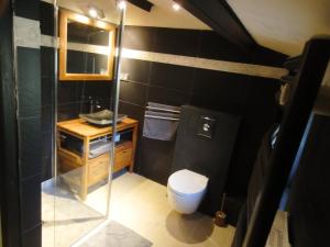 ein Badezimmer mit Toilette und Glasdusche in der Unterkunft Les Olives in Uzès