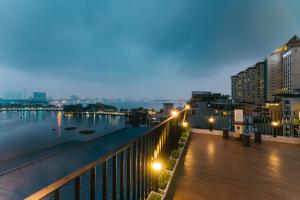 An Nguyen Lakeside Residence的阳台或露台
