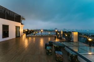 An Nguyen Lakeside Residence的阳台或露台
