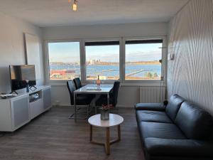 una sala de estar con un sofá y una mesa en Lee, en Fehmarn