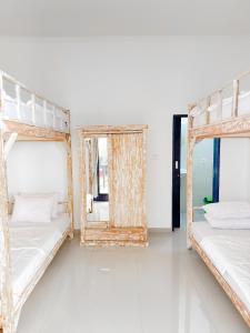 乌鲁瓦图Ceria House Ungasan Uluwatu的带镜子的客房内的两张双层床 更多37张照片