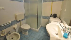 a bathroom with a toilet a sink and a shower at Villetta Giulia by Salento Affitti in Torre San Giovanni Ugento +18 photos