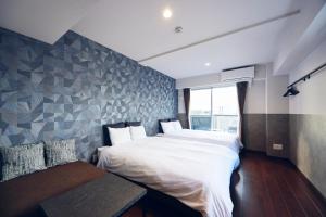 um quarto de hotel com duas camas e uma janela em Montana Wing Yebisu em Osaka mais 25 fotografias